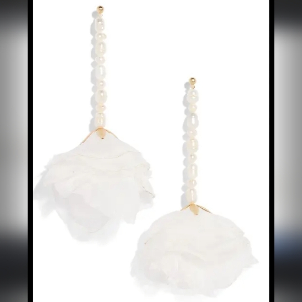 NWT Stella + RubyDaphne Chiffon Flower Linear Drop Earrings in Gold/White